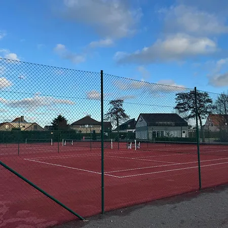 Ohana - à 1km De La Avec Parking Gratuit , Balcon,tennis Et Parc Enfant * De Haan