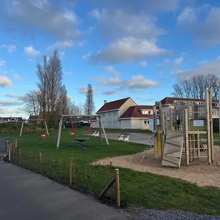Ohana - à 1km De La Avec Parking Gratuit , Balcon,tennis Et Parc Enfant * De Haan